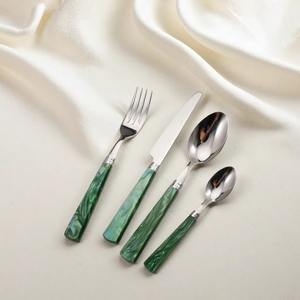 Juego de Cubiertos Artesanales de Acero Inoxidable Sostenible con Diseño Elegante y Presentación de Calidad - Product Image 4