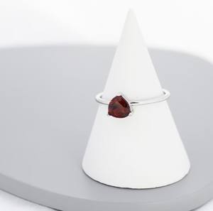 Bague en grenat véritable en argent sterling, grenat rouge naturel taille trillon, bagues empilables - Product Image 3