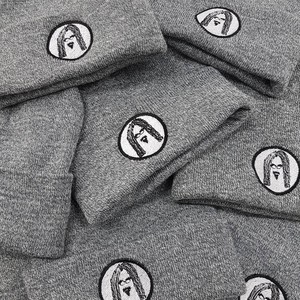 Gorro unisex premium con tela elástica transpirable, ajuste suave y cómodo, logotipo estampado a mano, colores gris y negro, bordado. - Product Image 5