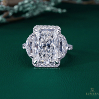 Bague de fiançailles élégante en or blanc massif avec diamant taille radiant, trois pierres, style halo et pierres latérales Cadillac