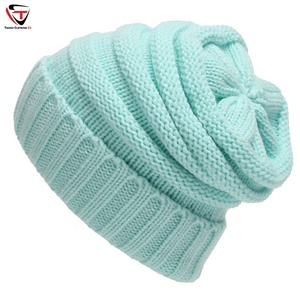 Bonnet en tricot épais et ample pour femme, chaud pour l'hiver, en maille torsadée surdimensionnée, beige, en laine et acrylique, vente en gros, logo personnalisé - Product Image 2