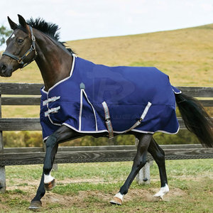 Couverture pour chevaux de haute qualité, durable, imperméable, doublure chaude, ajustement confortable, toutes saisons, 4 sangles pour les pattes, plusieurs options - Product Image 4