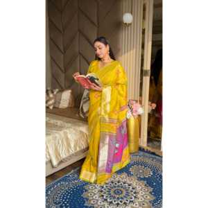 Sari en soie douce jaune Ikkat Patola avec pallu en paon, motifs Meenakari et bordure en zari doré, écharpes et châles ethniques - Product Image 4