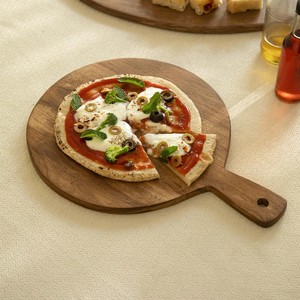Planche en bois antidérapante tendance de 39,25 cm x 29 cm x 1,25 cm d'épaisseur pour servir et couper les pizzas, sûre et pratique avec poignée intégrée - Product Image 4