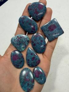 Cabochon ovale en rubis kyanite naturel bleu avec taches rouges, poli, pour la fabrication de bijoux (vente en gros) - Product Image 6