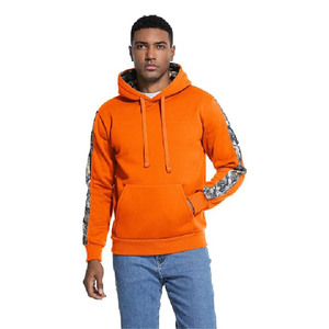 Sweat-shirt à capuche en molleton orange personnalisé pour homme, avec manches camouflage et capuche intérieure, idéal pour la chasse, les activités de plein air et le streetwear. - Product Image 6