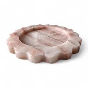 Plateau de service unique en résine, conçu pour une présentation élégante des aliments, une décoration intérieure et une utilisation quotidienne fonctionnelle à la salle à manger - Product Image 2