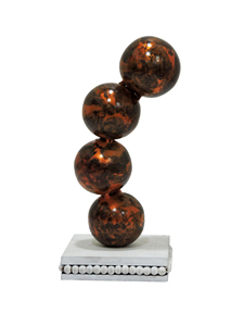 Sculpture sphérique moderne en aluminium ton ambre abstrait - Statue d'orbite empilée artisanale sur socle perlé blanc vieilli - Product Image 4