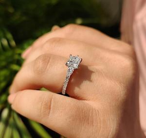 Bague élégante en diamant de laboratoire taille princesse avec pierres latérales coniques en or blanc 14 carats, design de joaillerie raffinée, cadeau pour elle - Product Image 2