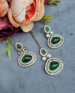 Parure de bijoux de créateur pour femme : Collier exquis en perles et pierres taillées en trillion, avec boucles d'oreilles et mangtika – Vente en gros - Product Image 6