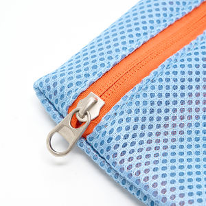 Sac cosmétique en maille pliable, léger et durable, avec fermeture éclair, capacité moyenne, couleur personnalisée, design tendance - Product Image 3