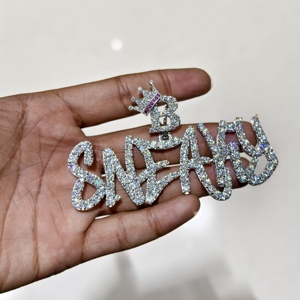 Colgante de Moissanita Incolora con Incrustaciones de Diamantes Estilo Hip Hop en Plata 925 - Letras SNEAKY con Colgante de Corona para Uso Diario de Mujer - Product Image 2