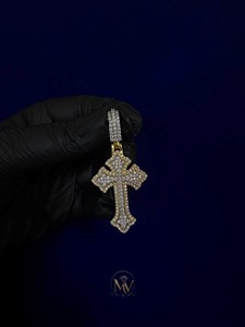 Colgante Gótico de Dos Tonos con Cruz y Diseño de Flor de Lis, Moissanita VVS, Chapado en Oro de 14K sobre Plata de Ley, Joyería Fina de Lujo para Hombre - Product Image 1