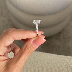 Anillo de compromiso con diamante cultivado en laboratorio de corte radiante alargado de 5.50 quilates con piedras laterales y halo oculto _ 14k certificado D-VVS2 - Product Image 2