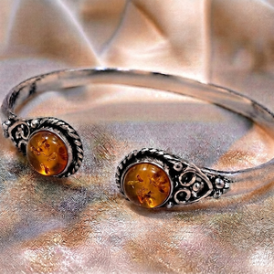 Brazalete Abierto de Dos Piedras de Ámbar Báltico Golden Ember Hydro, Chapado en Oro, Latón, Artesanal, Unisex, Clásico - Product Image 6