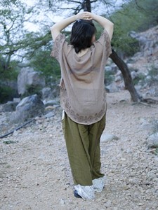 Kimono en coton Khadi blanc cassé fait main, haut minimaliste à col bateau avec broderie géométrique traditionnelle - Product Image 6