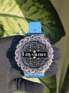 Reloj Laysware de Lujo con Diamantes Moissanite VVS, Resistente al Agua, Correa de Goma Azul Cielo, Bisel Plateado con Diseño de Espinas - Product Image 3