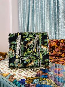 Bolsa de Mano Negra Acolchada de Algodón Hecha a Mano para Mujer, Bolsa de Compras con Estampado Floral Colorido para Venta al por Menor y Exportación - Product Image 3