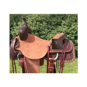 Silla de montar western de cuero marrón para carreras de barriles, con correas de latigo florales grabadas a mano, asiento rígido de cuero crudo color bronce, con juego de aparejos. - Product Image 3