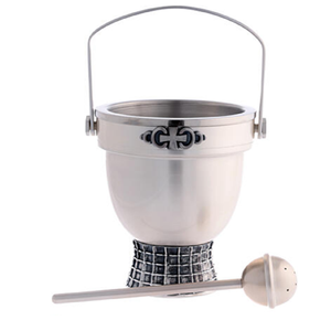 Cubeta para agua bendita de plata pulida con emblema de cruz y base de rejilla, disponible a precios de mayoreo. - Product Image 1