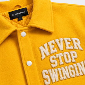 Chaqueta Varsity Amarilla para Hombre, Cuello Camisero, Bordado 'Never Stop Swinging', Estilo Preppy, Ropa de Otoño, Chaquetas Varsity Personalizadas - Product Image 4