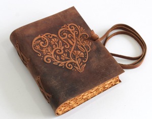 Encanto rústico con costuras decorativas de cuerdas de cuero en el lomo que añaden una magia antigua a este encantador diario de cuero vintage. - Product Image 2