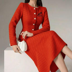 Ensemble de jupes personnalisées OEM tendance pour femmes, comprenant un crop top à capuche avec impression de logo décontractée, idéal pour l'hiver - Product Image 3