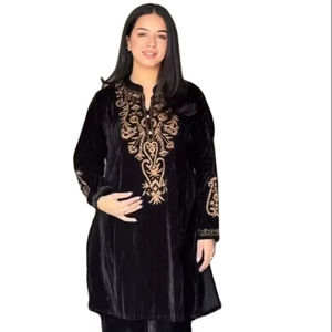 Commandez dès maintenant : Ensemble Kurti et pantalon noir, longueur genou, avec un magnifique design de col, spécial soirées Sangeet ou mois d'Eid, en vente en ligne. - Product Image 1