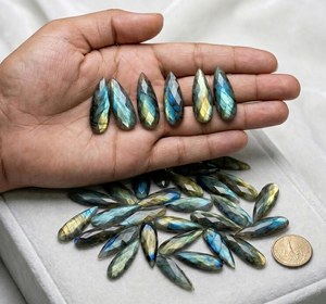 Pierre précieuse naturelle de labradorite multicolore à reflets bleus, taille poire facettée, coupe rose, dos plat pour la fabrication de bijoux - Product Image 2