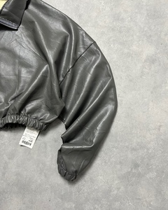Chaqueta de Cuero Sintético Gris para Mujer, Personalizada, Premium, Suave, con Cintura Elástica, Cierre de Cremallera y Logotipo Bordado - Product Image 4