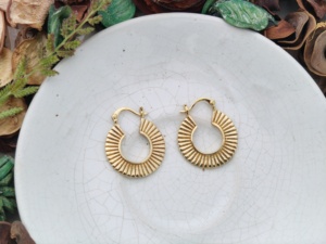 ต่างหูห่วงทรงเรขาคณิตเคลือบทอง 18K ทำจากทองเหลือง น้ำหนักเบา ปราศจากนิกเกิลและสารตะกั่ว เครื่องประดับทันสมัย - Product Image 2