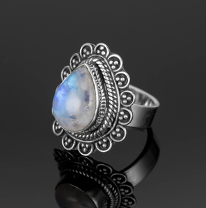 Bague en Pierre de Lune Arc-en-ciel de Créateur, Bijou Artisanal en Pierre Précieuse, Bague Élégante en Argent, Pierre de Naissance de Juin - Product Image 2