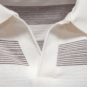 Camiseta de Cuello Alto a Rayas para Hombre, de Manga Corta, Corte Regular, Informal, 100% Algodón, Logotipo Frontal Blanco con Líneas Grises - Product Image 3