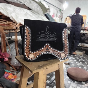 กระเป๋าหนังแท้สไตล์โบฮีเมียนตะวันตก  รักษ์โลก  งานแฮนด์เมด  ตกแต่งด้วยลายเย็บแบบรองเท้าบูท  ปิดด้วยซิป  ประดับพู่และดอกไม้ - Product Image 1