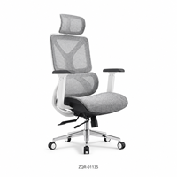 Chaise de bureau gris entièrement en maille avec cadre blanc, support lombaire divisé, appui-tête et base à roulettes polies pour mobilier de bureau
