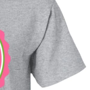 Camiseta Bordada para Mujer, Color Gris Jaspeado, Manga Corta, Cuello Redondo, Informal, con Emblema Redondo Rosa y Verde en el Pecho, Top de Algodón para Dama - Product Image 6
