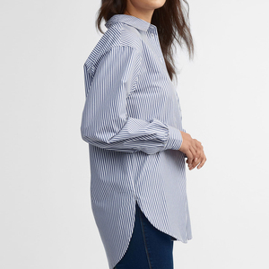 Camisa de mujer extragrande con rayas verticales, botones y bolsillo frontal - Product Image 2