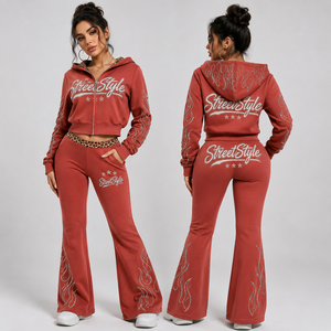 Ensemble de survêtement court personnalisé pour femme, couleur rouille, avec capuche doublée léopard, leggings évasés à motif flamme et strass, et ensembles bling avec lettrage – Fournisseurs en gros - Product Image 6