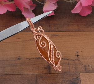 จี้ห้อยคอทำมือจากหินซันสโตนธรรมชาติ หุ้มด้วยลวดเงินแท้ชุบแพลตตินัม สไตล์วินเทจ สำหรับทุกเพศ สร้อยคอหินดิบทรงไม่สมมาตร - Product Image 1