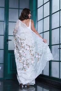 Ensemble de designer : Blouse en soie contrastante et Saree en soie brillante avec broderie lourde, motif Jaal, bordure coupée Arca - Product Image 4
