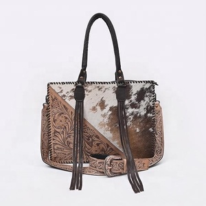 Sac bandoulière en cuir véritable souple pour femme avec sangle à boucle et détail pompon, design imperméable et léger - Product Image 6