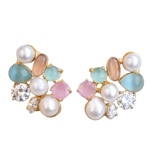 Boucles d'oreilles pendantes en perles artisanales avec pierres précieuses fines, perles polies plaquées or et bijoux de qualité supérieure - Product Image 2