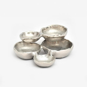 Juego de bandejas/platos de aluminio pulido hechos a mano con cinco recipientes para comedor moderno y decoración elegante de mesa. - Product Image 5
