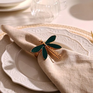 ที่ใส่ผ้าเช็ดปากรูปดอกไม้ประดับคริสตัลหรูหรา พร้อมไข่มุกเทียม ตกแต่งโต๊ะอาหารอย่างมีระดับด้วยกิ่งไม้สีทองและดอกไม้ประดับ - Product Image 2