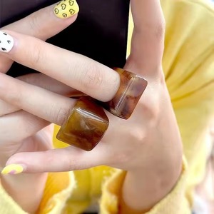 Accesorio de Moda para Mujeres y Niñas, Anillo Cuadrado de Resina Hecho a Mano, Estilo Geométrico Marrón para Uso Diario - Product Image 6