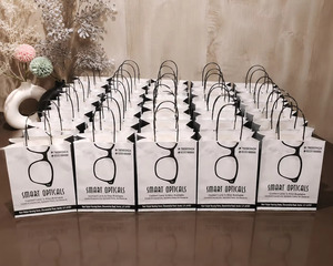 ถุงกระดาษขาวนำเข้าสำหรับช้อปปิ้ง ขายส่ง พิมพ์โลโก้ตามสั่ง เป็นมิตรกับสิ่งแวดล้อม ถุงบรรจุภัณฑ์สำหรับร้านค้าปลีก - Product Image 3