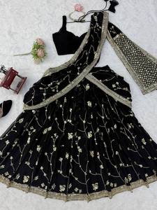 Ensemble Lehenga en velours noir brodé, dupatta en filet orné de fleurs et de perles, tenue de mariage sans manches style Banarasi - Product Image 6