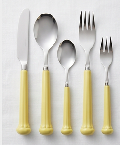 Ensemble de couverts en acier inoxydable avec poignées en plastique jaune, design moderne, pour fêtes, mariages et repas. - Product Image 1