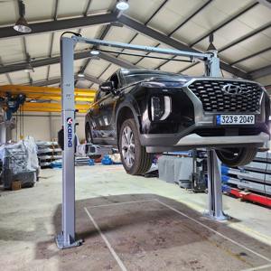 Lève-voiture à deux poteaux KOENG KLT-5E pour véhicules électriques, entraînement hydraulique, capacité de 5 tonnes, hauteur de levage de 76,4 pouces - Product Image 3
