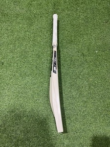 Bate de críquet Cannon English Willow, bate de willow inglés duradero de nivel profesional para clubes. - Product Image 4
